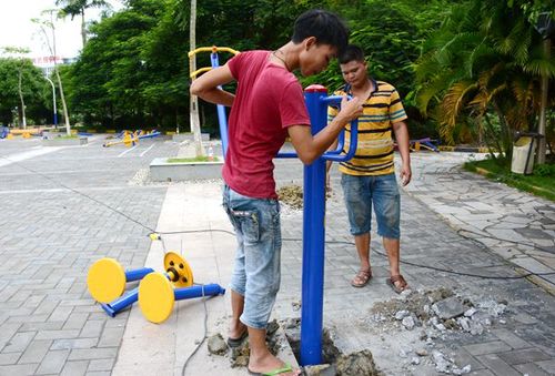 8月29日,施工人员在凭祥市行政中心广场安装健身器材.